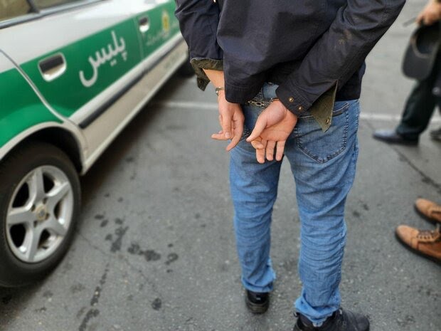 تصویر دستگیری سارق زورگیر هنگام ساخت پلاک جعلی در سیرجان