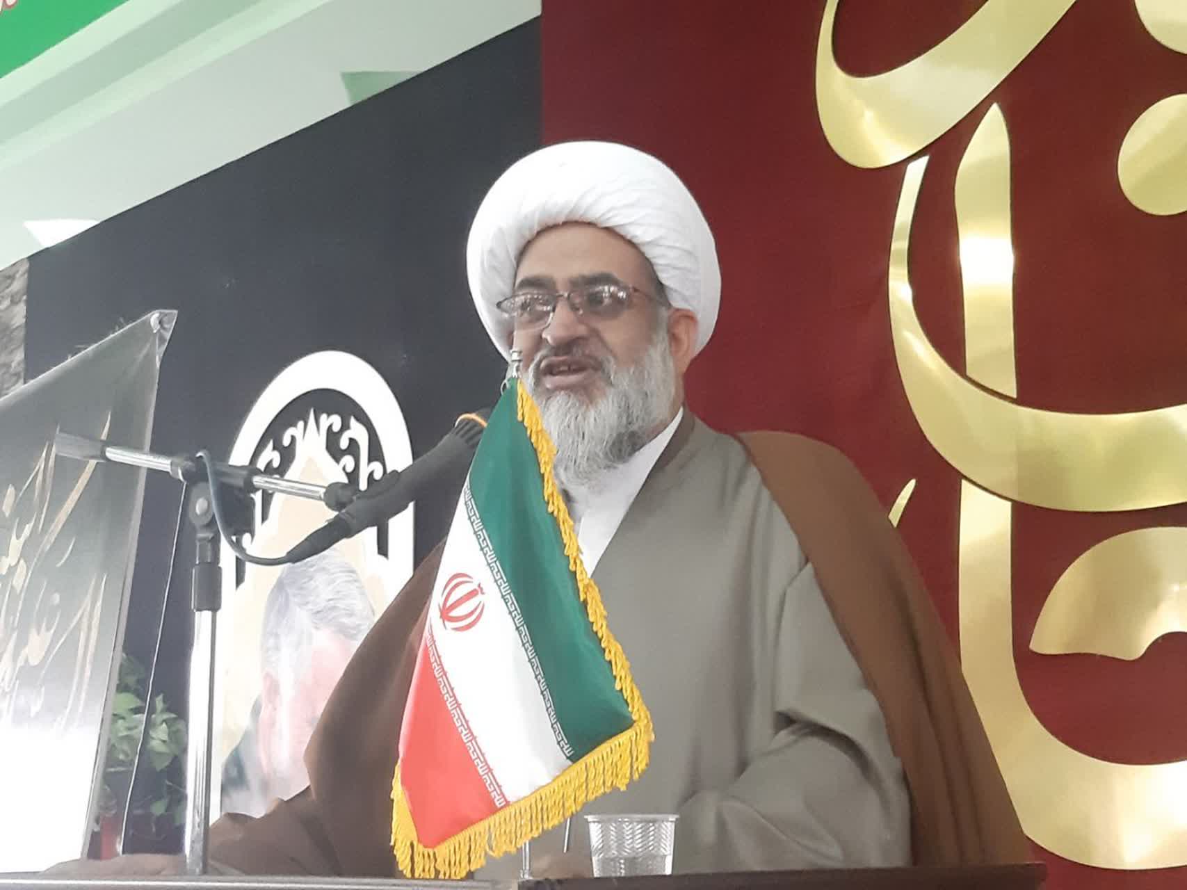 تصویر اقامه اولین نمازجمعه به امامت امام جمعه جدید سیرجان