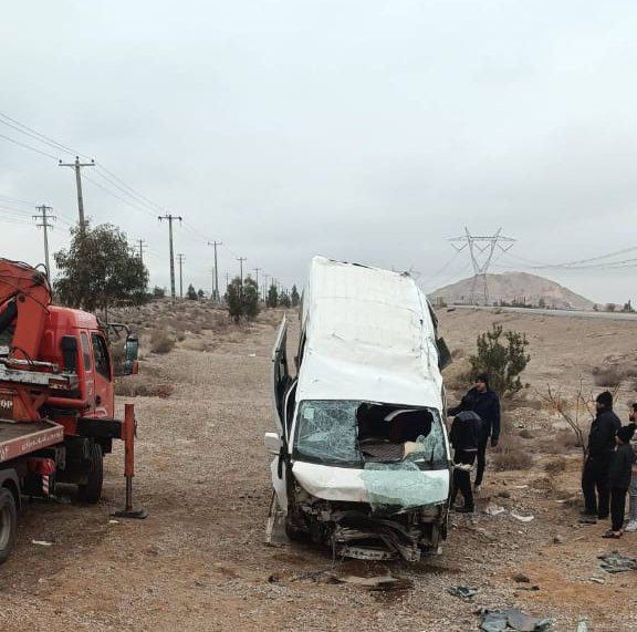 تصویر واژگونی ون در جاده شیراز ۶ مصدوم بر جای گذاشت