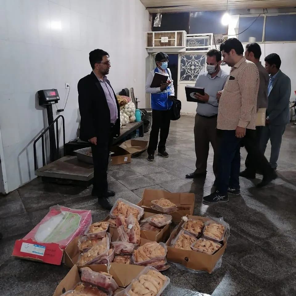 تصویر کشف و ضبط 174 کیلوگرم گوشت فاسد و تاریخ گذشته از تالارهای پذیرایی سطح شهر سیرجان