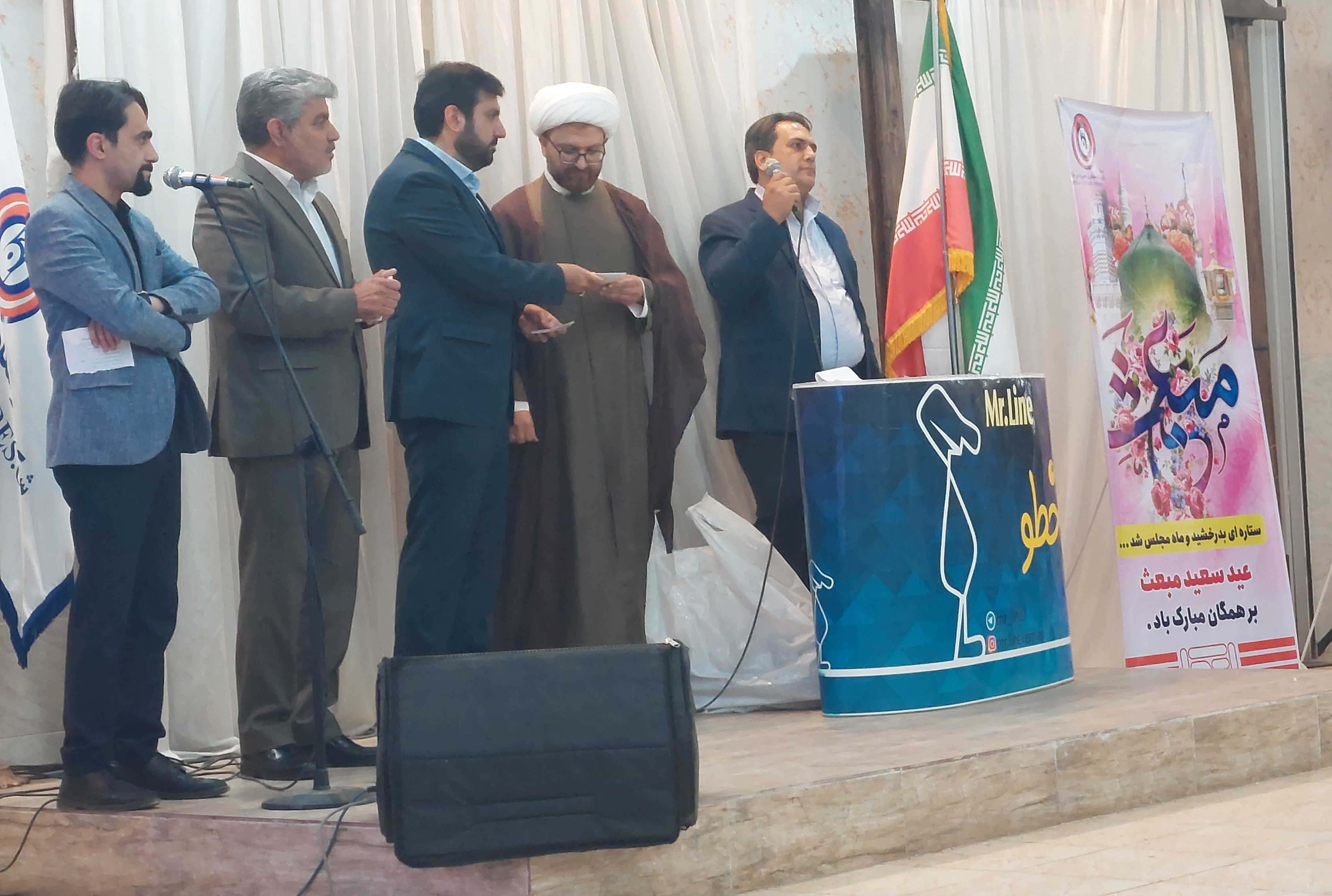 تصویر برگزاری جشن ۲۲ بهمن در فروشگاه اتکا مرکزی استان کرمان