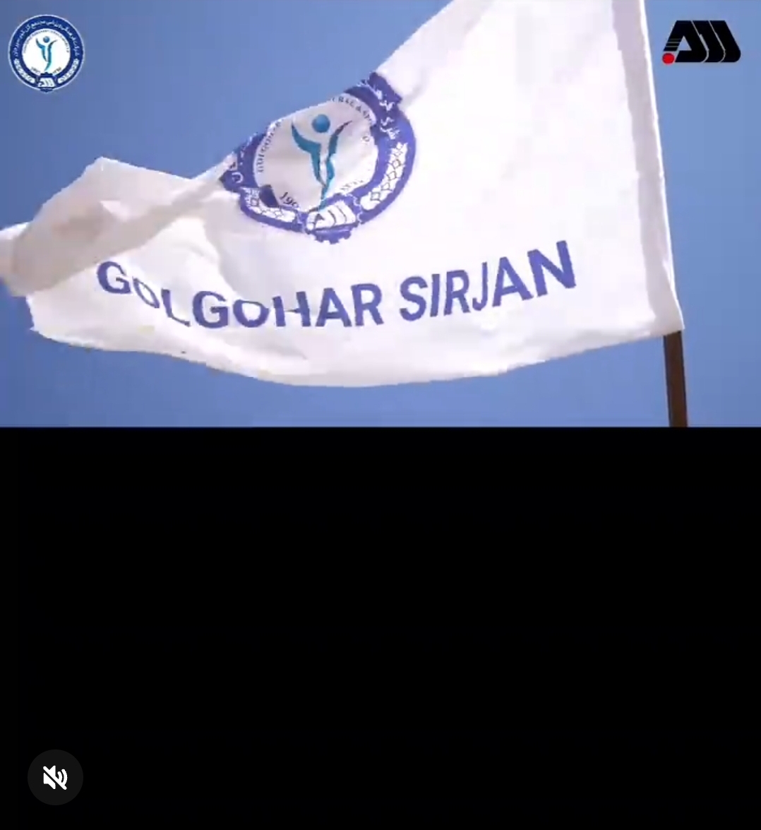 تصویر اهتزاز بنر بزرگ با شعار *"همه می‌آییم"