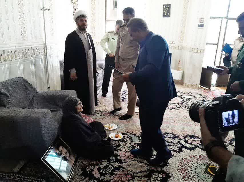 تصویر دیدار با خانواده شهدا به مناسبت هفته دفاع مقدس در شهرستان سیرجان