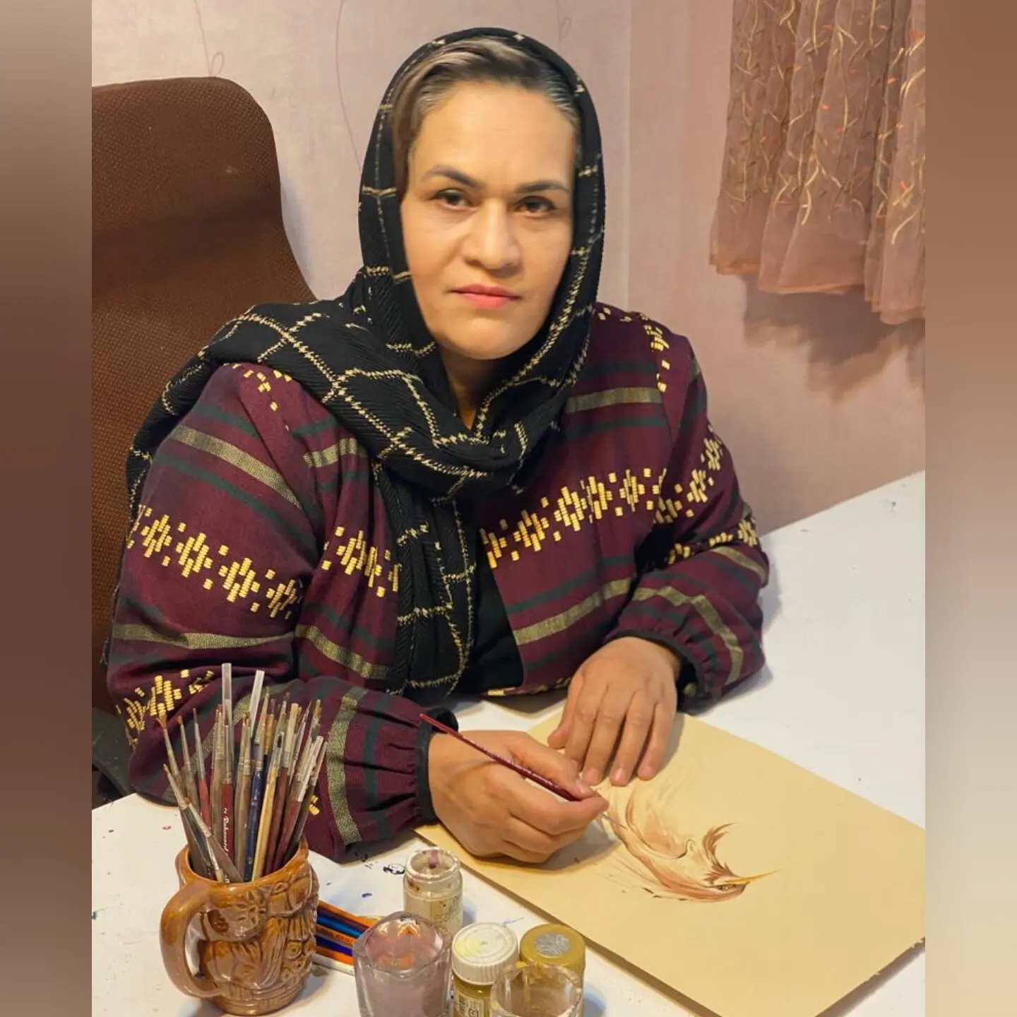 تصویر فاطمه بهرام بیگی هنرمند شاخص در رشته نگارگری