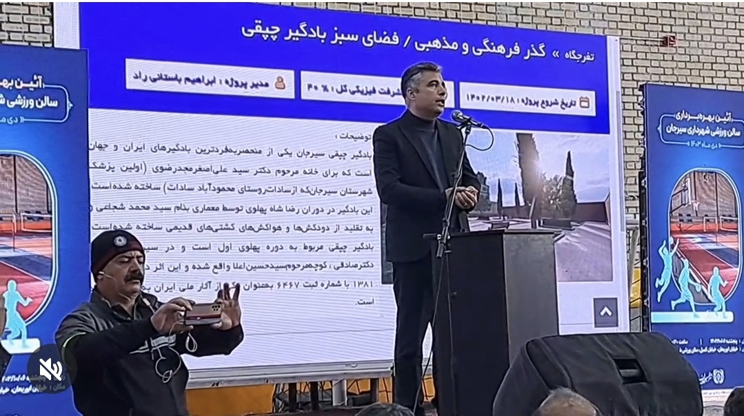 تصویر هم اکنون  صحبت های دکتر  کریمی پور  شهردار  در آیین بهره‌برداری سالن ورزشی