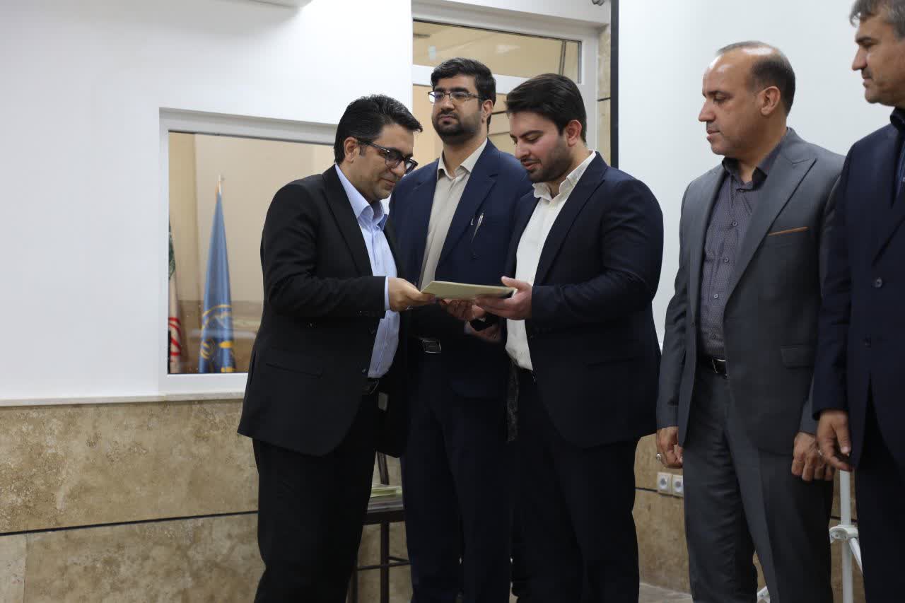 تصویر روابط عمومی دادسرای عمومی و انقلاب سیرجان برای سومین سال متوالی رتبه برتر را به خود اختصاص داد.
