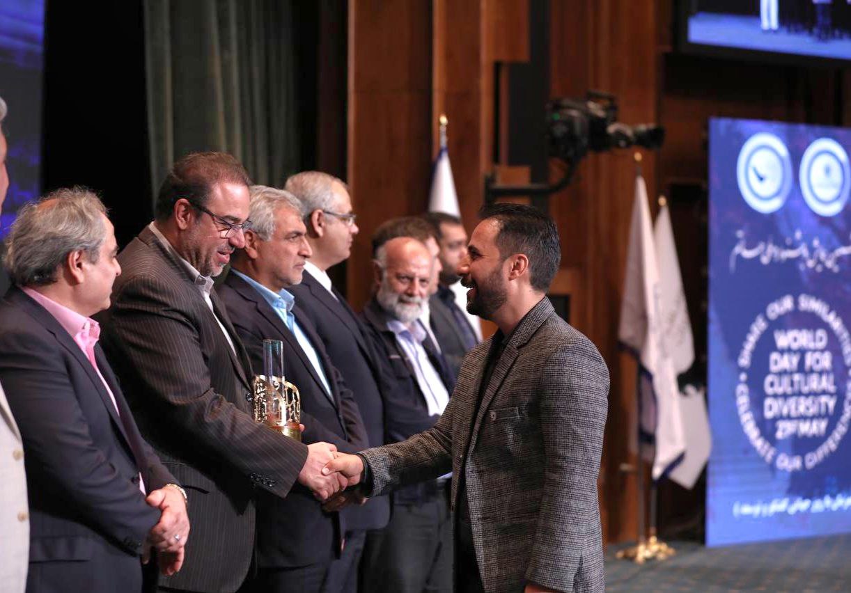 تصویر دریافت تندیس «فناوری و نوآوری پیشرو»  توسط شرکت توسعه آهن و فولاد گل‌گهر