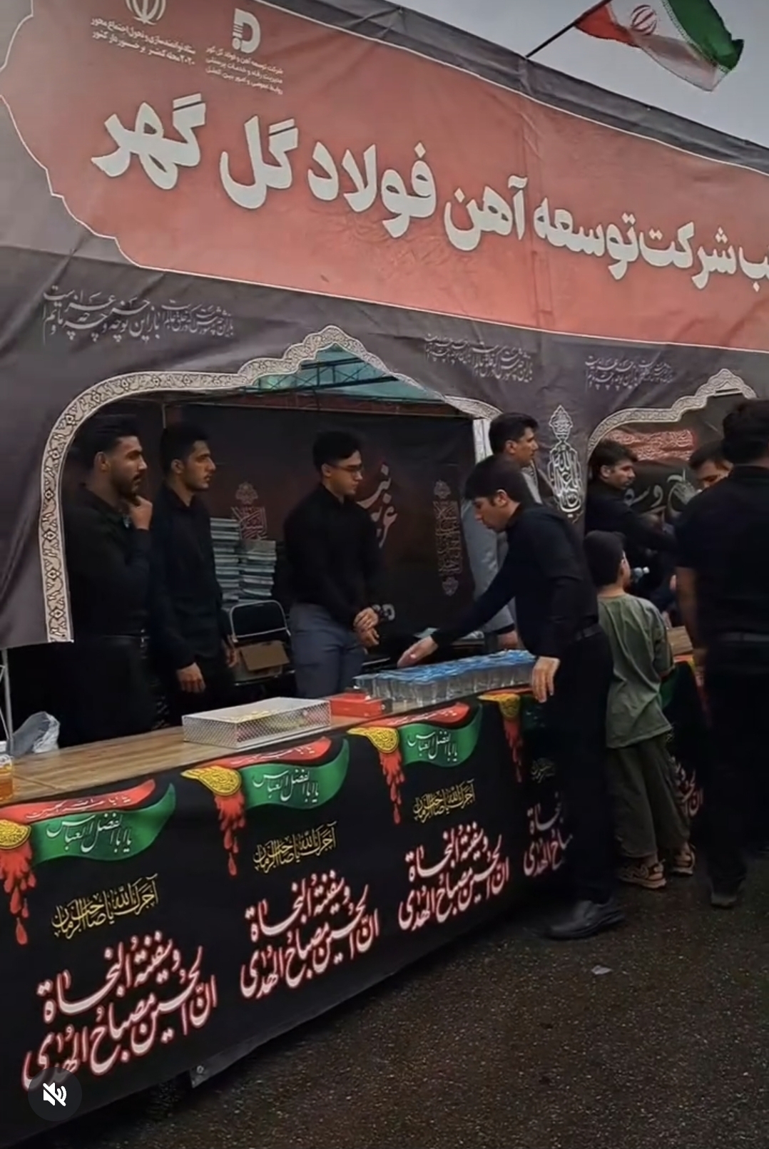 تصویر غرفه شرکت توسعه فولاد پذیرای عاشقان و عزاداران امام حسین (ع) است.